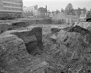 851747 Gezicht op het opgravingsterrein van het vroegere Kasteel Vredenburg op het Vredenburg te Utrecht. Links het ...